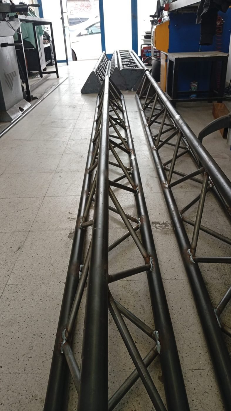 Celosía metálica soldada como parte de una estructura
