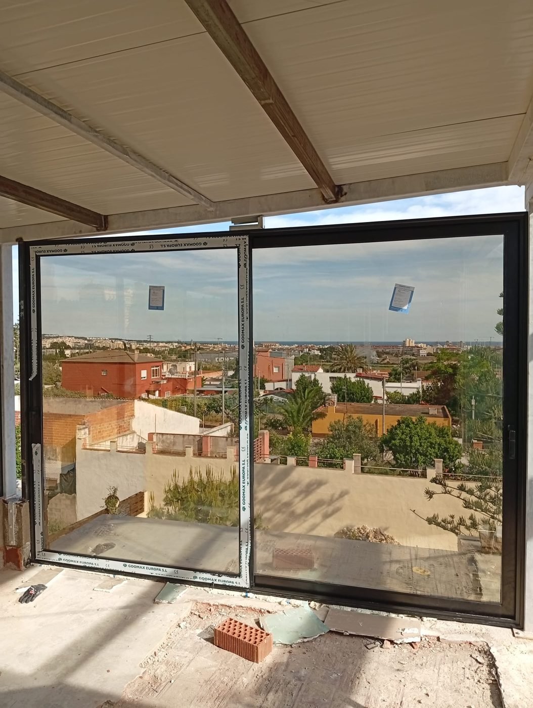 Corredera de aluminio en terraza con vistas a la ciudad