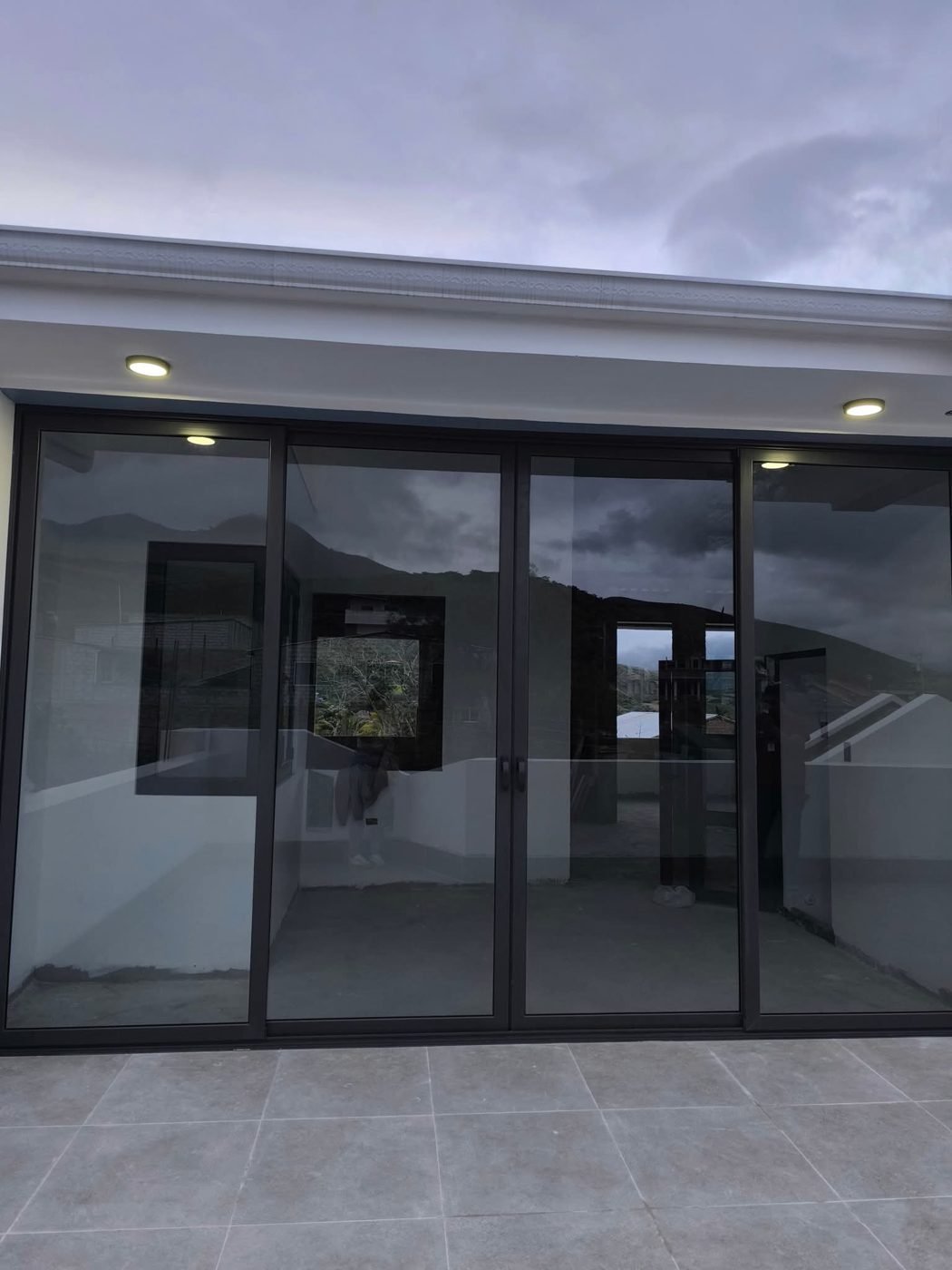 Salón con puertas correderas de aluminio de marco negro