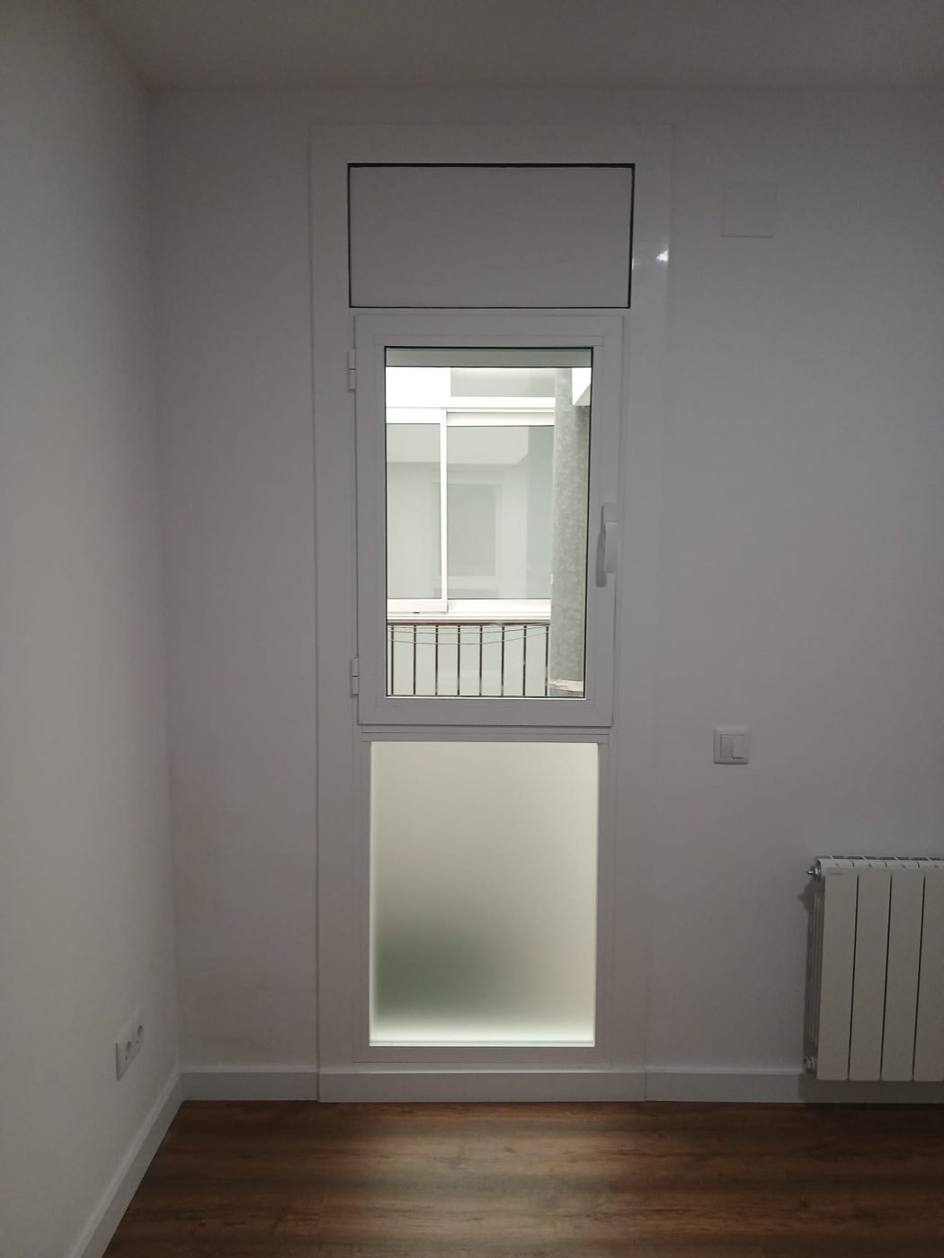 Puerta interior de aluminio con vidrio traslúcido