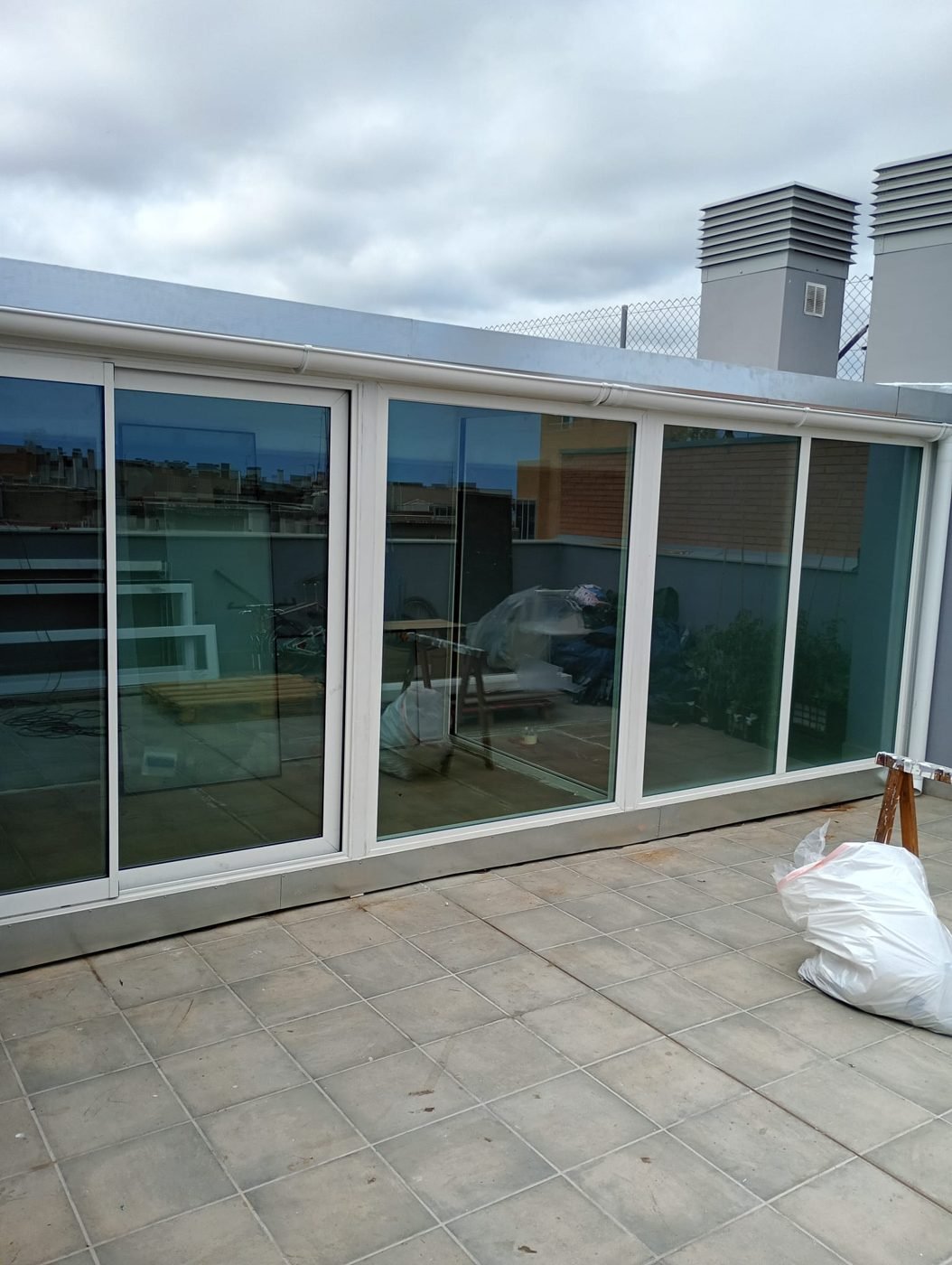 Terraza cerrada con puertas correderas de cristal