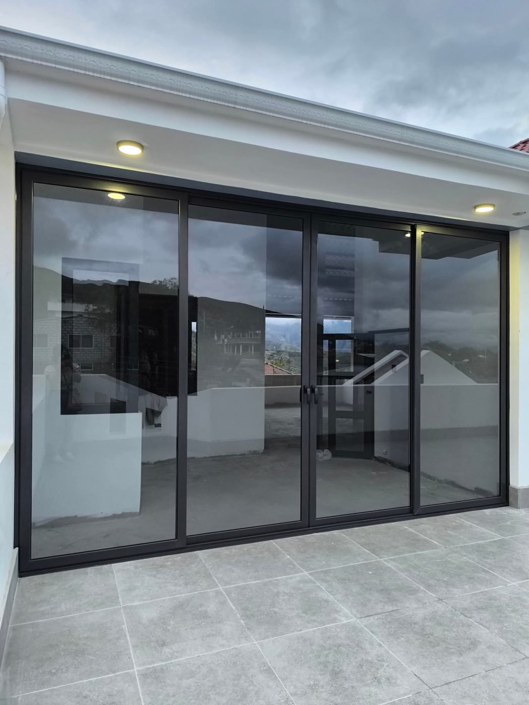 Puertas correderas de aluminio negro en salón moderno