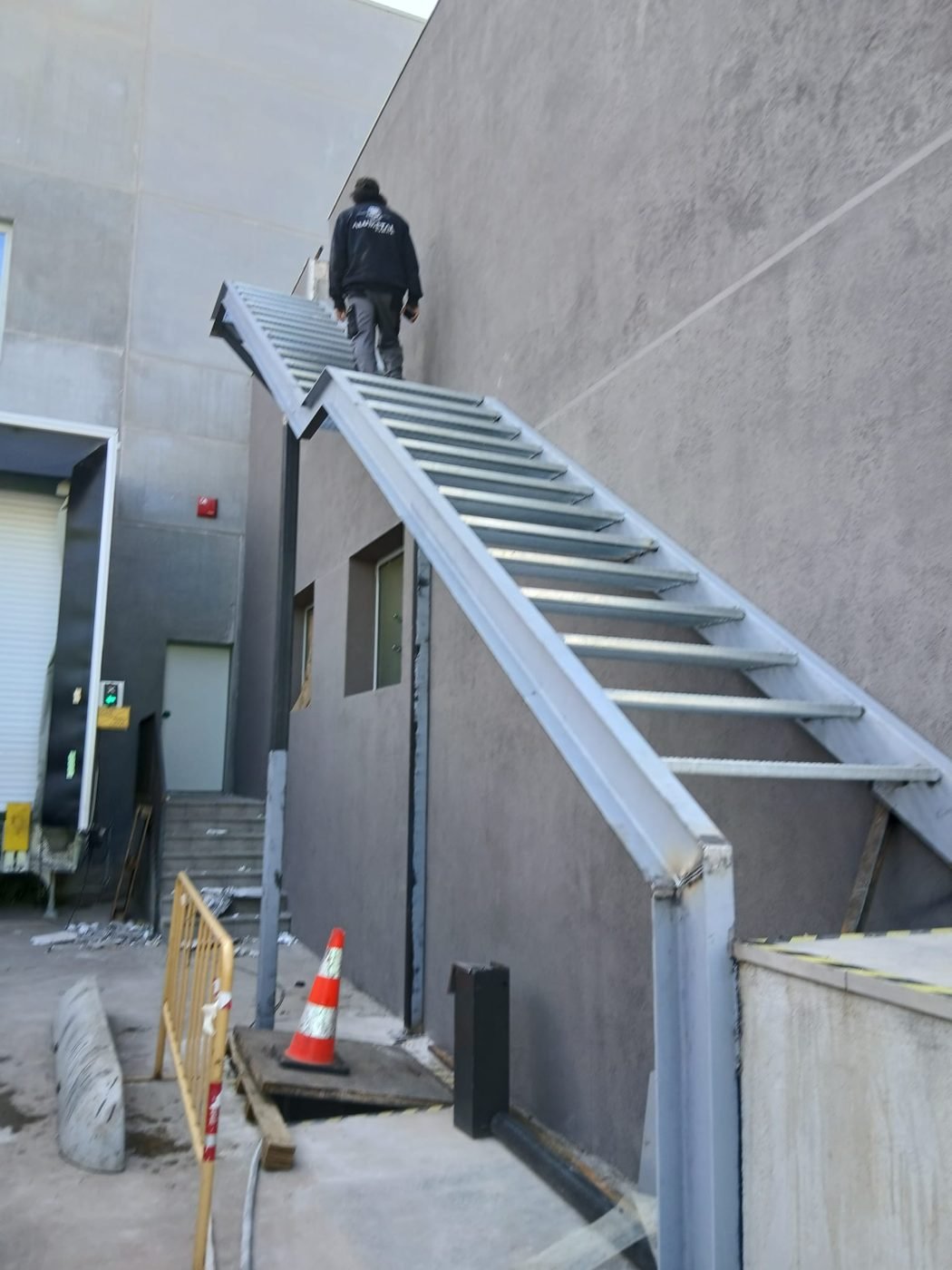 Escalera metálica exterior instalada en fachada