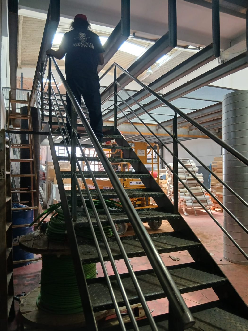 Escalera de estructura metálica en interior de nave