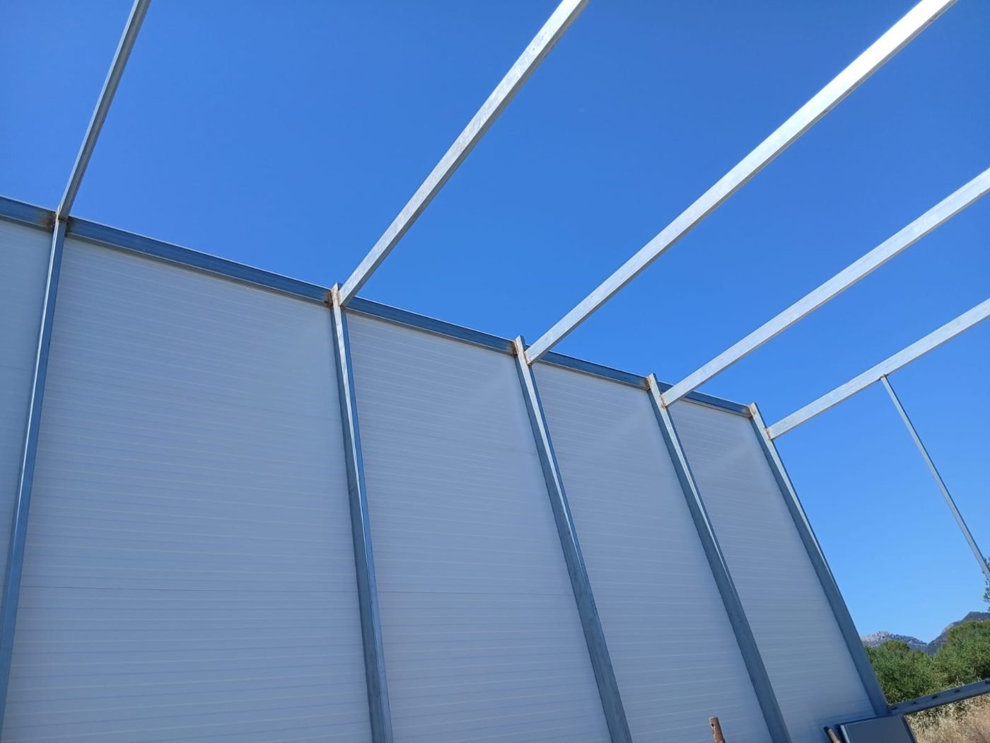 Lucernario acristalado con estructura de aluminio visto desde abajo