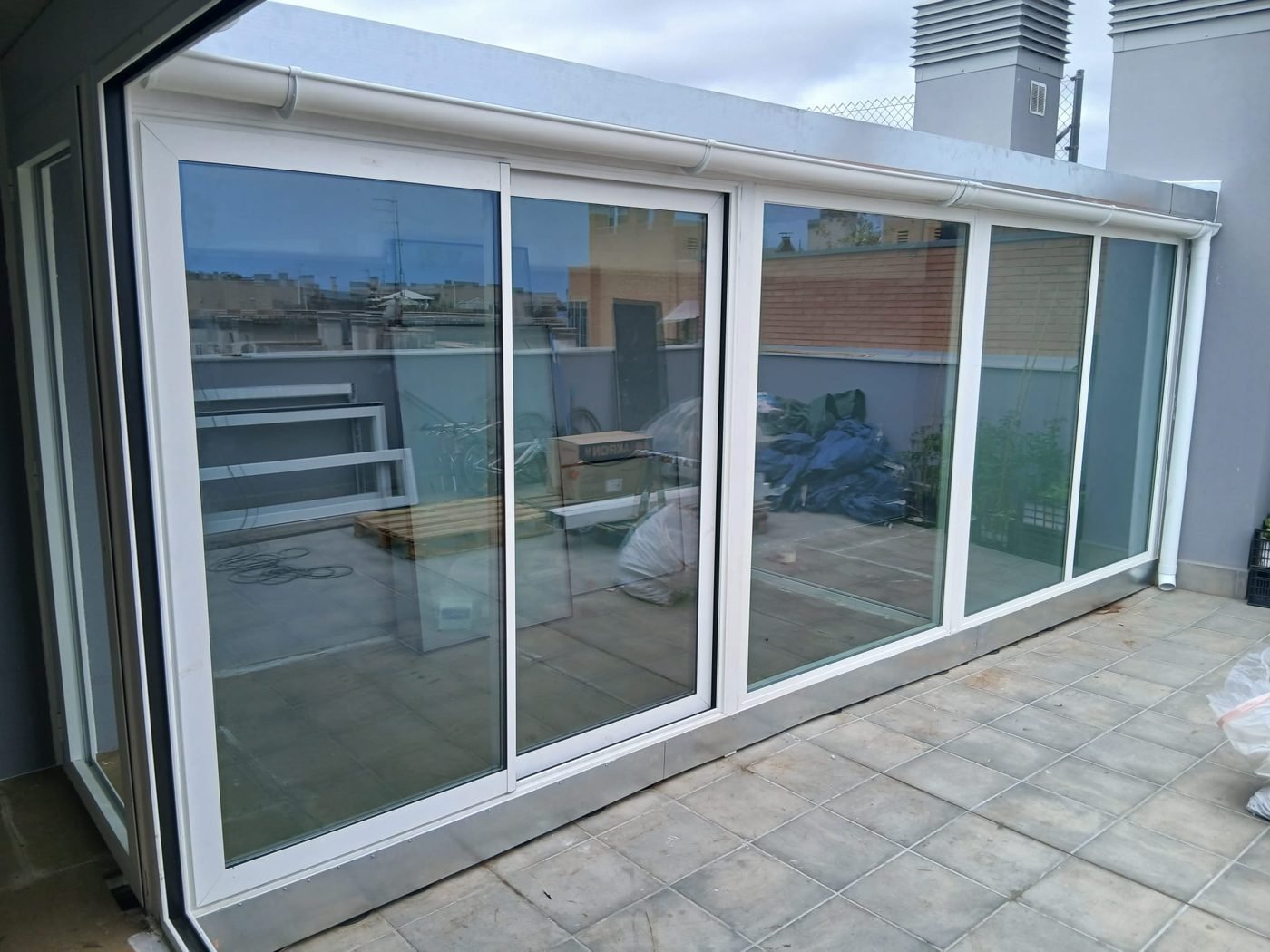 Correderas de aluminio en terraza con acceso a jardín