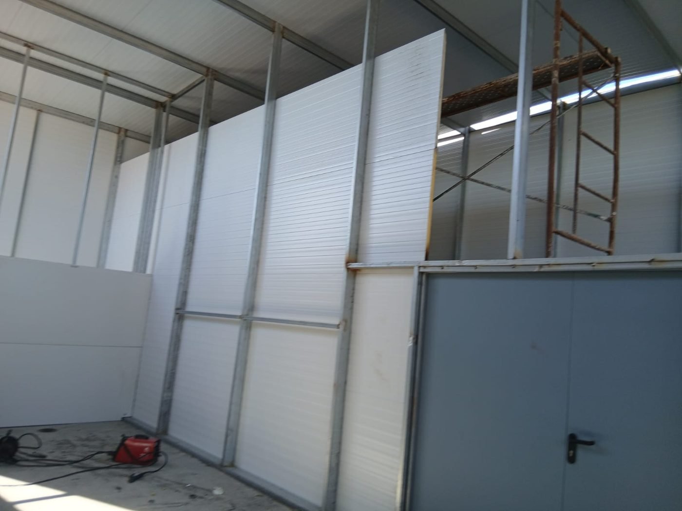 Cerramiento de nave con panel metálico blanco