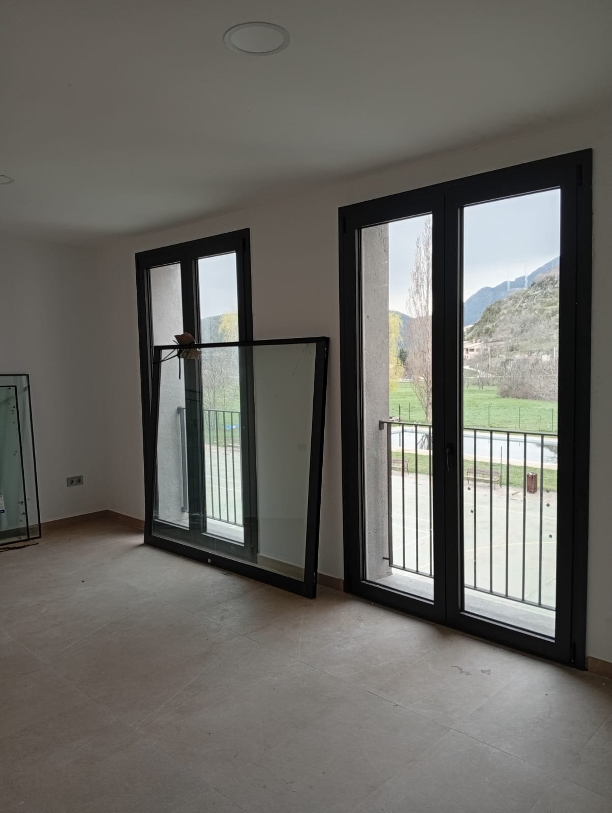 Puerta de balcón de aluminio negro con barandilla