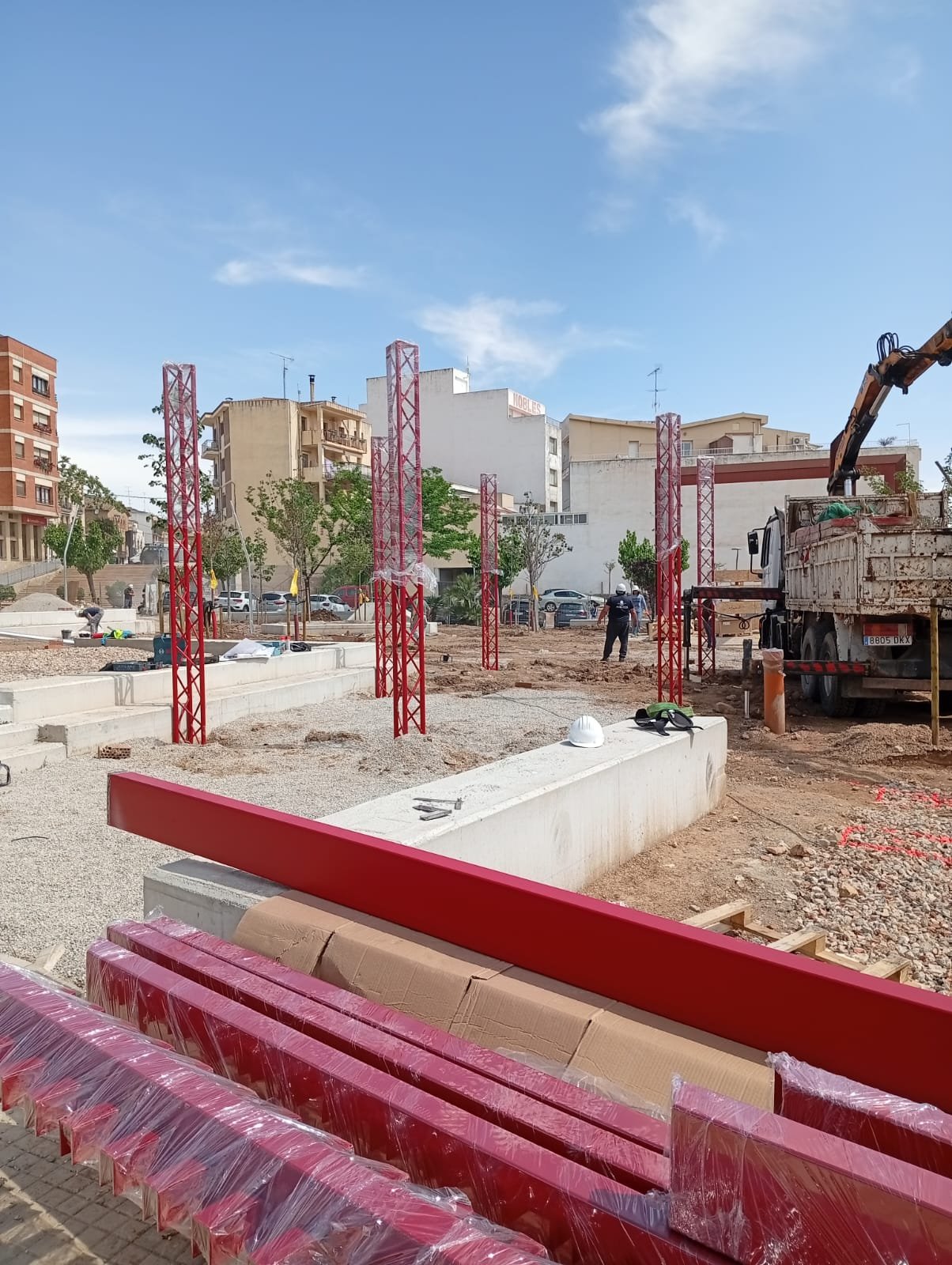 Pilares de celosía de acero rojo instalados en obra